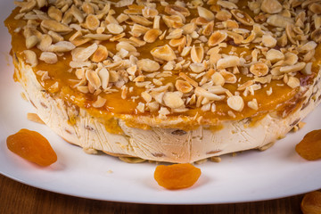 close de torta de amêndoas com damasco no fundo de madeira