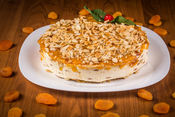 torta de amêndoas com damasco no fundo de madeira