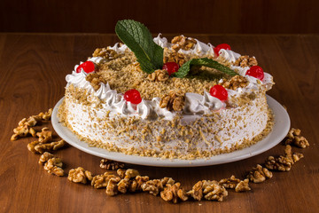 Torta de nozes no fundo de madeira