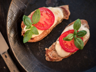 Schweinefilet überbacken mit Mozzarella und Tomaten
