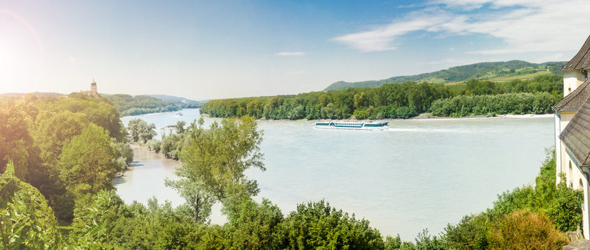 Panorama mit Blick auf die Donau in der Wachau und dem Stift Melk in der Ferne, Nieder&ouml;sterreich. &Ouml;sterreich