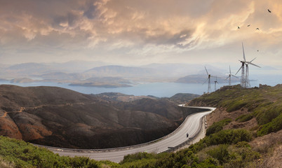 landschaft mit meer, bergen und windpark