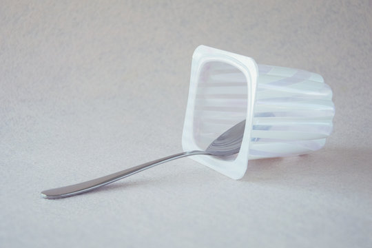 Envase vac&iacute;o y cuchara