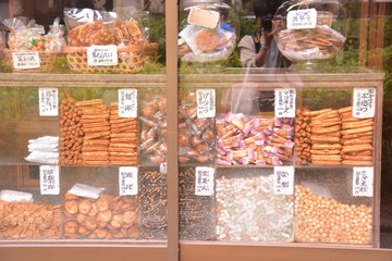 煎餅屋のショーウィンドー