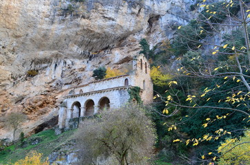 Ermita junto montaña