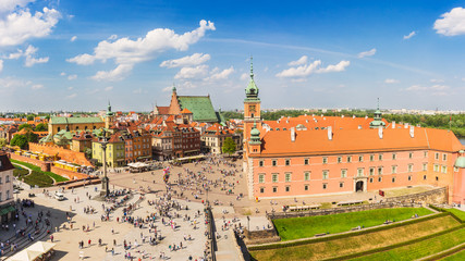 Fototapeta na wymiar Warszawa stare miasto, widok na plac zamkowy i zamek Królewski. Warszawa z punktu widokowego.