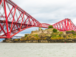 Obraz premium Inchgarvie Island in the Firth of Forth and Old Forth Bridge. Edinburgh, Scotland