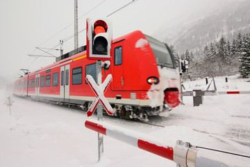 zug im schnee
