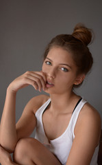 Fototapeta premium mujer con expresión de desconfianza