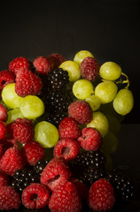 Obraz premium Varied fruit, blackberry, raspberry and grapes