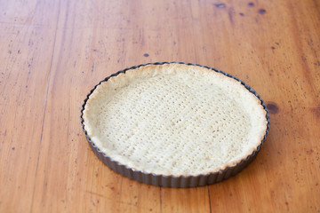 empty tarte ground on a wooden table