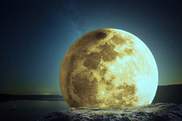 La luna y su resplandor