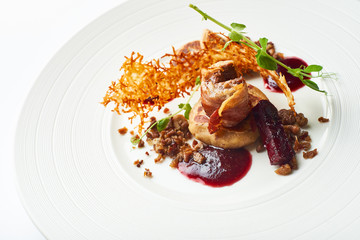 Turkey with beetroot, pancakes and cracklings