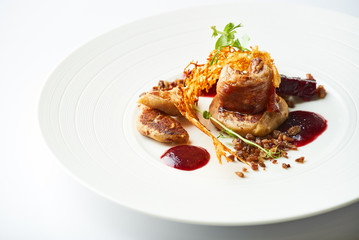 Turkey with beetroot, pancakes and cracklings