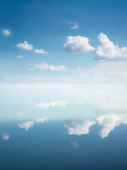 Himmel mit Wolken spiegelung im Wasser