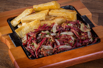 Carne seca com aipim frito servido na chapa