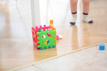 stopy dziecka i kostka edukacyjna  © sandrqa