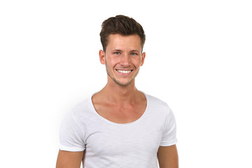 Junger Mann leger gekleidet lacht