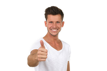 Junger Mann lacht und zeigt Daumen hoch