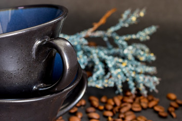 Obraz na płótnie Canvas coffee cups and coffee beans