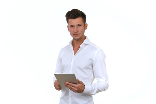 Junger Mann in wei&szlig;em Hemd h&auml;lt ein tablet in den H&auml;nden