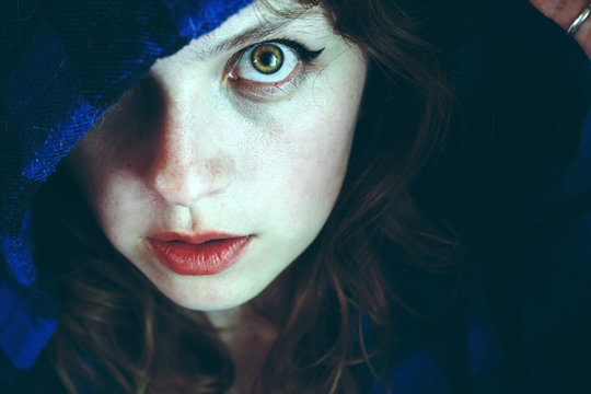 Retrato art&iacute;stico oscuro de una chica por la noche