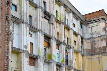 Fototapeta na wymiar Zniszczony, zruinowany budynek