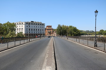 Fototapeta na wymiar Garibaldi bridge with left-hand traffic in Rome, Italy