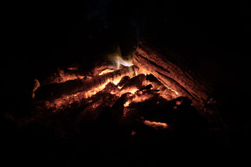 Naklejka premium burning out bonfire with red-hot coals