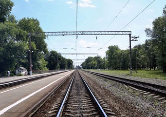 Fototapeta premium Railroad tracks that go into the distance.