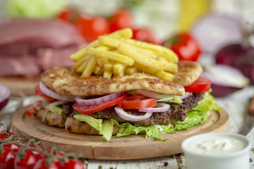 bacon, sandwich, burger, hamburger, cheeseburger, beef, lettuce, tomato, meat, bread, bun, meal, onion, grilled, fast food, dinner, snack, salad, delicious, breakfast, meal, plate, fried, toast, lunch