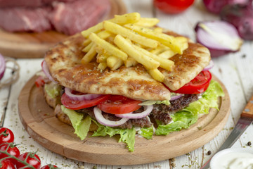 bacon, sandwich, burger, hamburger, cheeseburger, beef, lettuce, tomato, meat, bread, bun, meal, onion, grilled, fast food, dinner, snack, salad, delicious, breakfast, meal, plate, fried, toast, lunch