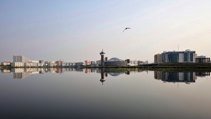 Fototapeta na wymiar Morning on the city lake.