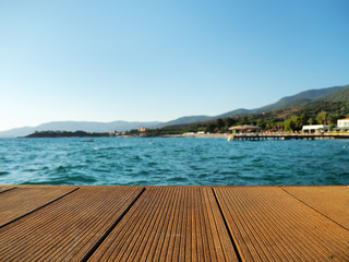 Obraz premium seaside boardwalk and sea view in the background