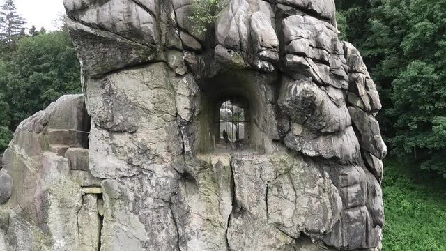 Horn, NRW / Germany 07-14-2&szlig;18: Externsteine: Fenster in der H&ouml;he in den Felsen gehauen, germanische Kultst&auml;tte in Westfalen, Deutschland, Videoclip, roh, mit Originalton