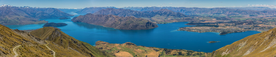Fototapeta na wymiar Panoramic view of Wanaka and the surrounding lake and mountain range, from the Roy's Peak track in New Zealand