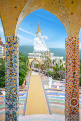Obraz premium Giant white buddha at Wat Pha Sorn Kaew temple