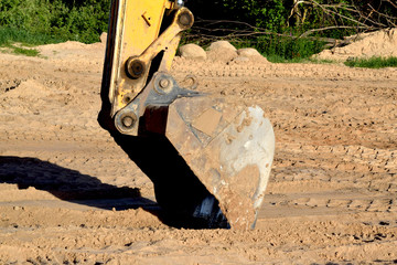 ковш современного экскаватора после окончания работы