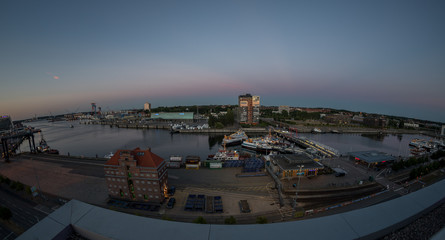 Überblick über die Kieler Förde an einem Sommerabend
