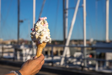 Leckeres Eis am Hafen in der Kieler Förde