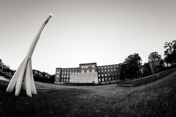 Der Landtag in Kiel an einem Sommerabend