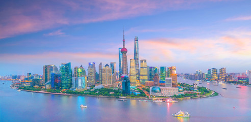 Uitzicht op de skyline van het centrum van Shanghai bij schemering