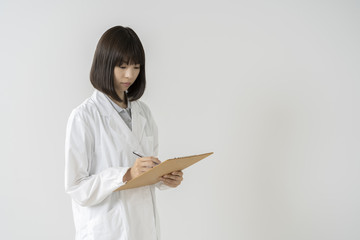 白衣の女性