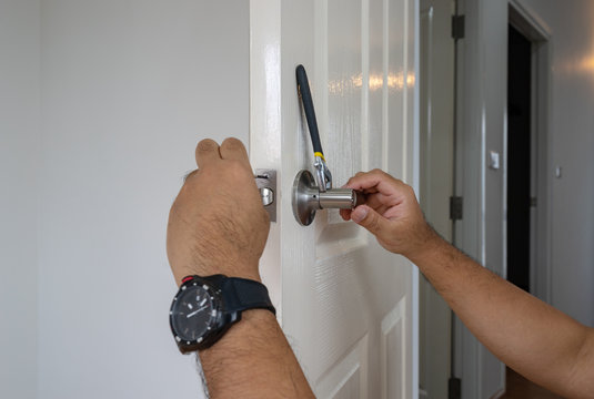 locksmith install silver handle on white wood door