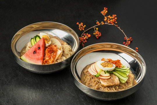 一般的な冷麺　韓国と朝鮮の料理　Naengmyeon Korean style noodle