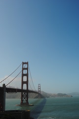 Golden Gate Bridge in San Francisco mit klarem blauen Himmel