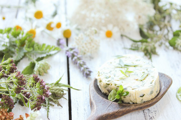 Kräuterbutter Butter Kräuter essbare Blüten Wildkräuter frisch selbstgemacht 