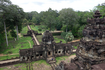 Fototapeta na wymiar View from the top of the temple in Angkor (2)