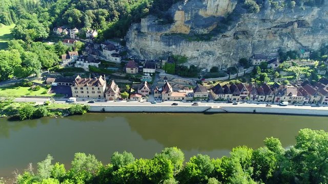 Village de la Roque-Gageac dans le P&eacute;rigord en France vue du ciel