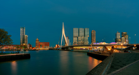 Fototapeta na wymiar Erasmus Bridge - Rotterdam..Erasmusbrücke - Rotterdam..Rotterdam Cruise Terminal